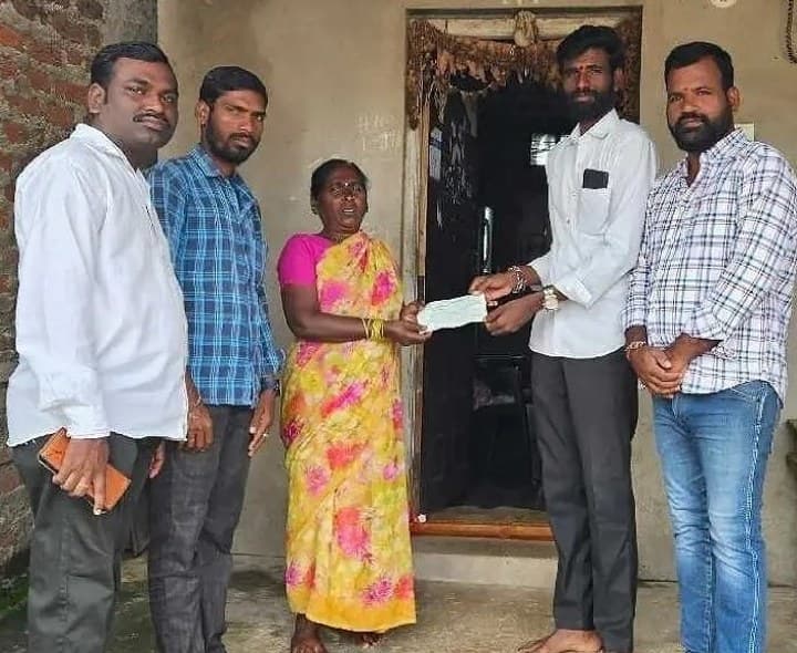 9వ వార్డులో CMRF చెక్కుల పంపిణీ - Udayam