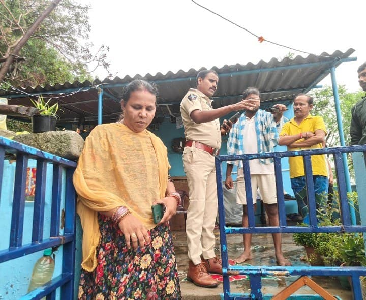 దుర్గా నగర్లో కొండవాలు విరిగిపడిన ఘటన - Udayam