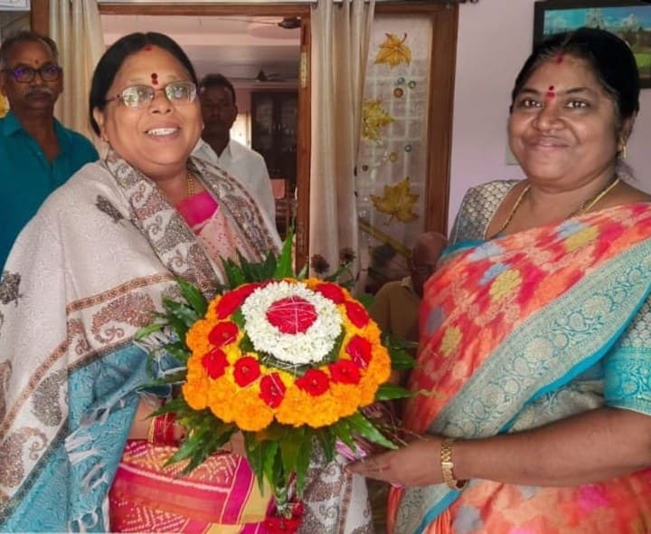 ఎమ్మెల్యేను కలిసిన నూతన సీడీపీవో - Udayam