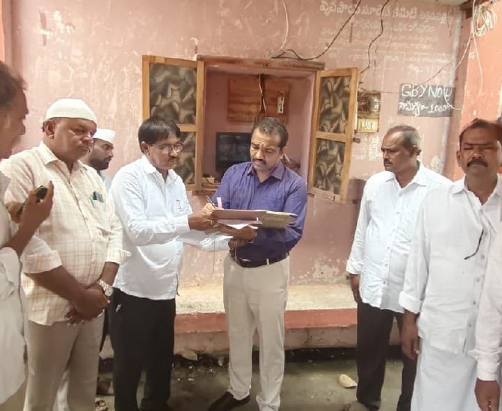 వీవీప్యాట్ గోడౌన్ను తనిఖీ చేసిన డీఆర్వో - Udayam