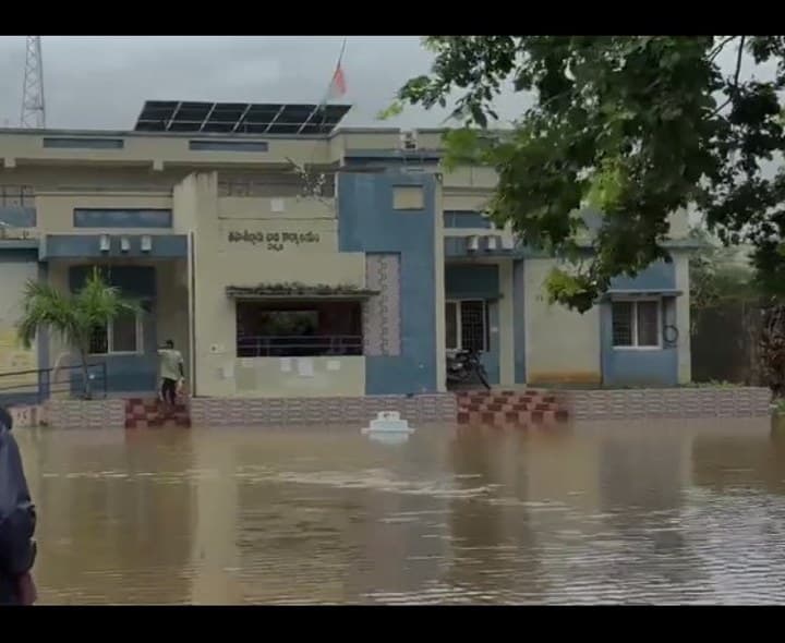 తహశీల్దార్ కార్యాలయం ఆవరణలోకి వరదనీరు - Udayam