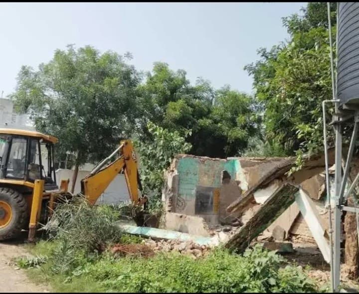 శివరామపురంలో శిథిల భవనం తొలగింపు - Udayam