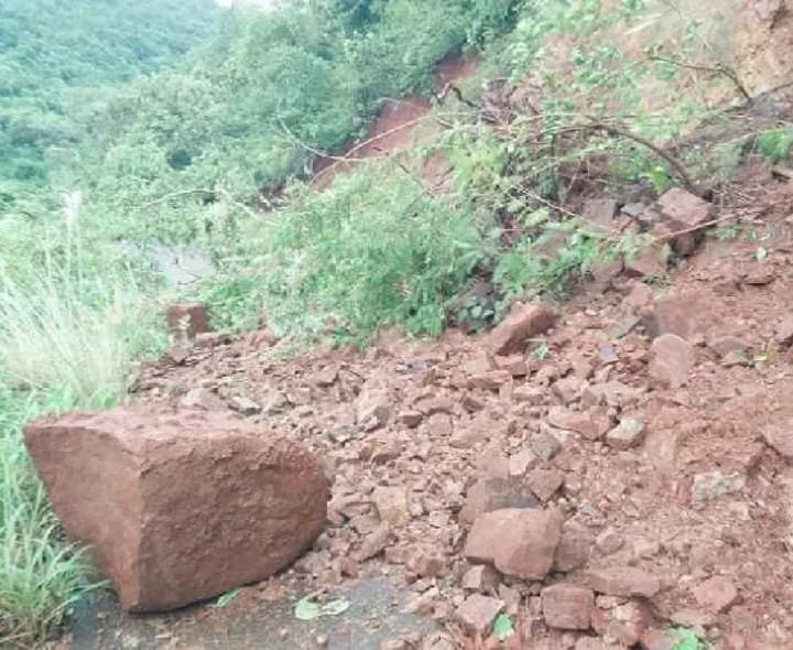జంపరకోట- మేనకోట రహదారిపై కొండచరియలు - Udayam