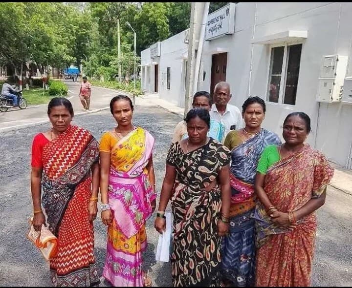 కళ్లలో కారం కొట్టి చంపారు - Udayam