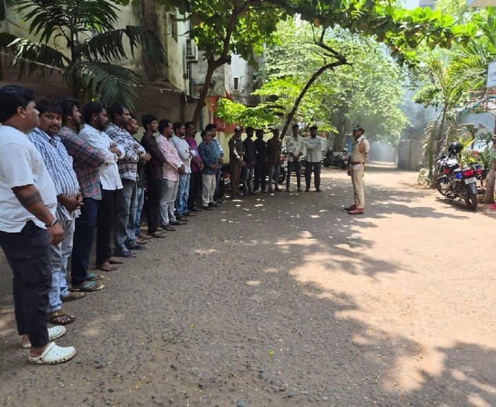 రౌడీ షీటర్ల కదలికలపై పోలీసులు నిఘా - Udayam