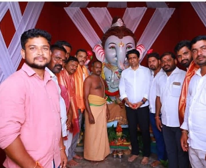 వినాయకుని దర్శించుకున్న ఎమ్మెల్యే - Udayam