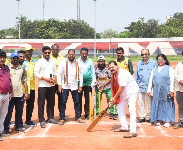 ఉత్సాహంగా కళాకారుల క్రికెట్ పోటీలు - Udayam