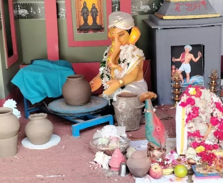 బాన్సువాడలో కుమ్మరి చక్రంపై కొలువుదీరిన గణనాథుడు - Udayam