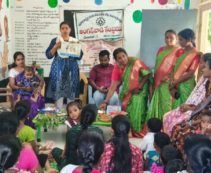 చిన్నారులను అంగన్వాడి కేంద్రాలకు పంపాలని సూచన - Udayam