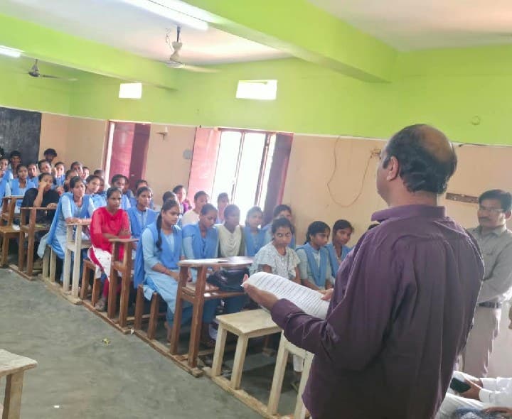 విద్యార్థుల ఉద్యోగ భవిష్యత్తుపై ఎంపీ అవగాహన - Udayam