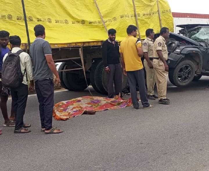 44 హైవే పై ఘోర రోడ్డు ప్రమాదం - Udayam