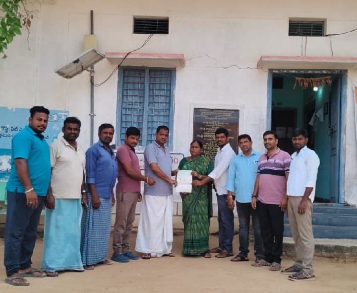 సీఎం ఆర్ ఎఫ్ చెక్కులు పంపిణీ - Udayam