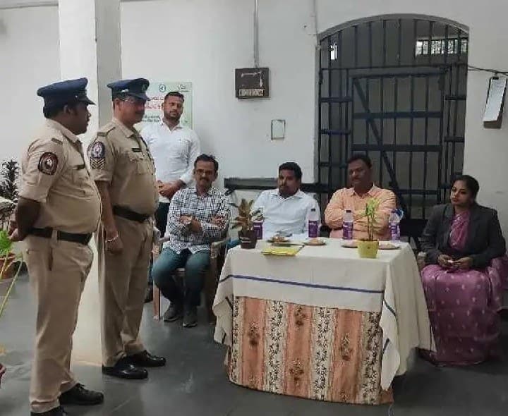 పాలకొండ సబ్ జైలు ను సందర్శించిన న్యాయాధికారులు - Udayam