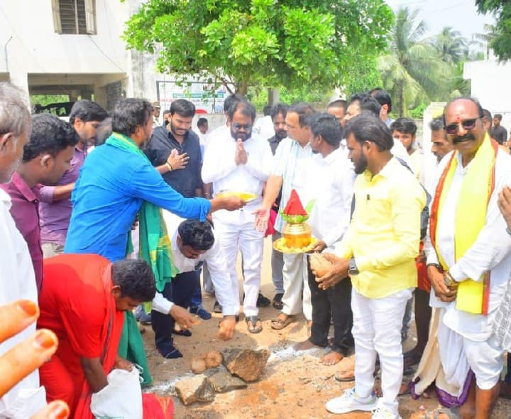 రోడ్ల అభివృద్ధికి శంకుస్థాపన - Udayam