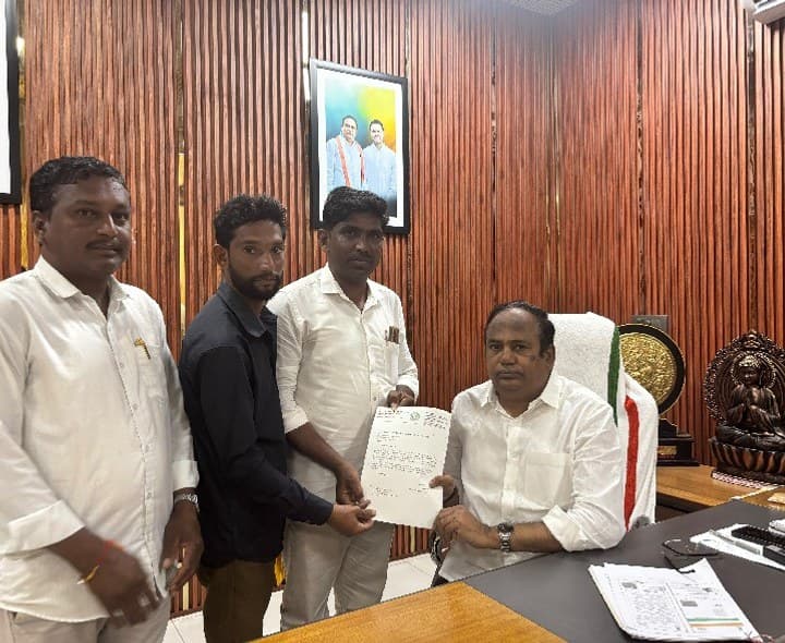 బాధిత కుటుంబానికి ఎల్వోసీ అందజేసిన ఎమ్మెల్యే - Udayam