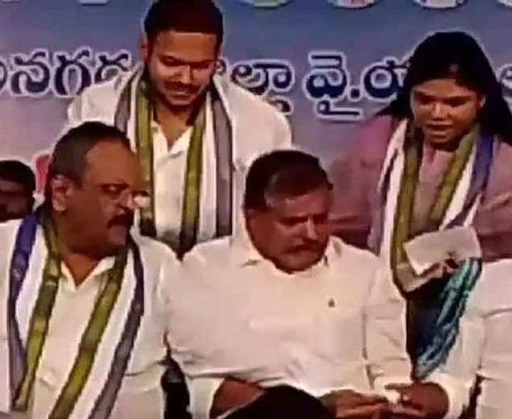 మరోసారి భావోద్వేగానికి గురైన మాజీ మంత్రి బొత్స - Udayam