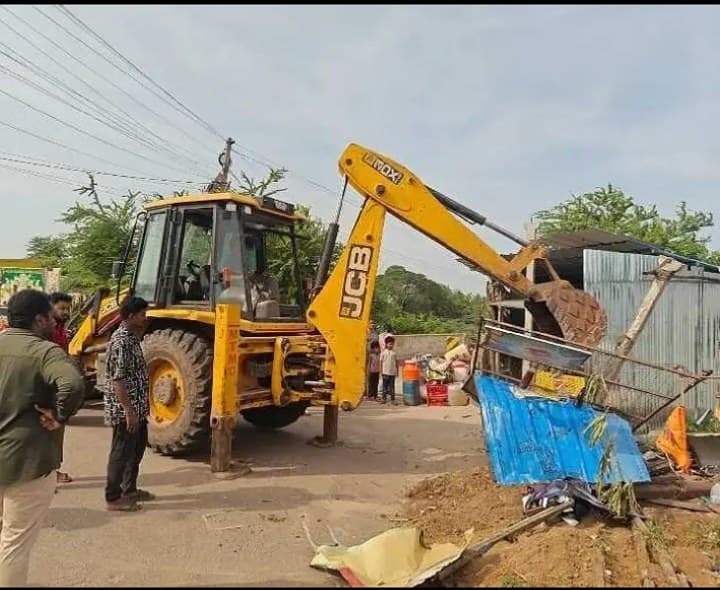 రహదారి ఆక్రమణలు తొలగింపు - Udayam
