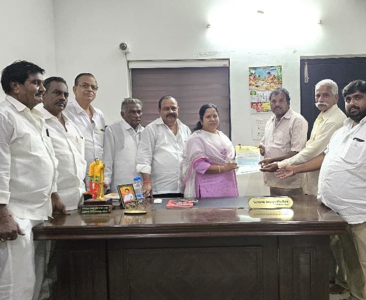 ప్రత్తిపాడులో రూ.8.10 లక్షల సీఎంఆర్ఎఫ్ చెక్కుల పంపిణీ - Udayam