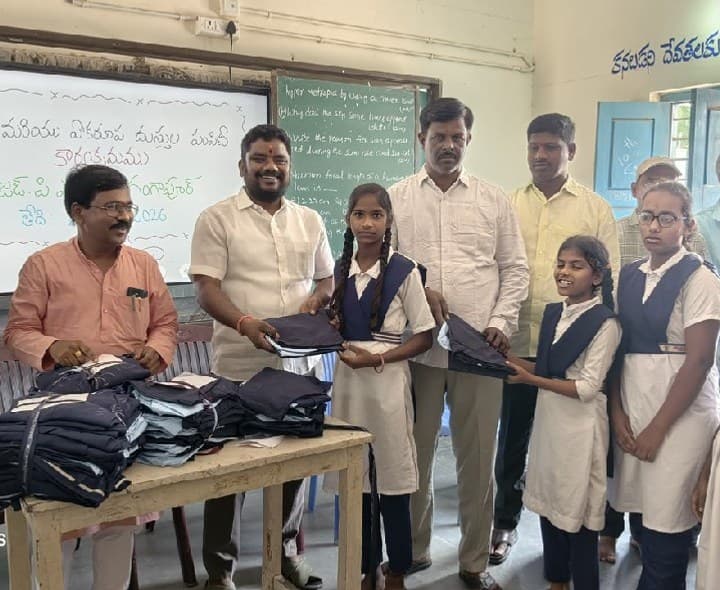 గంగాపూర్ పాఠశాలలో యూనిఫాం, షూల పంపిణీ - Udayam