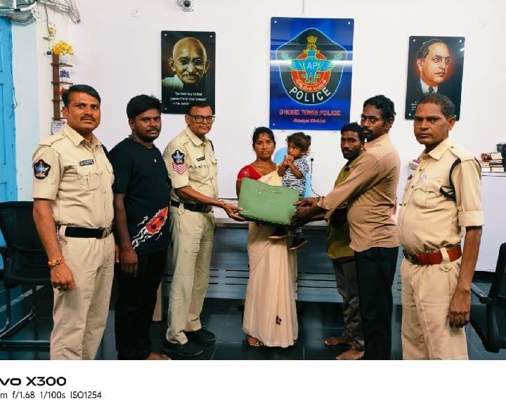 ఆటోలో మరిచిపోయిన బ్యాగ్ పోలీసులకు అప్పగింత - Udayam