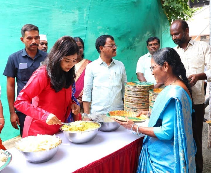 వినాయకుడి వద్ద అన్నదానం ప్రారంభించిన కలెక్టర్ - Udayam