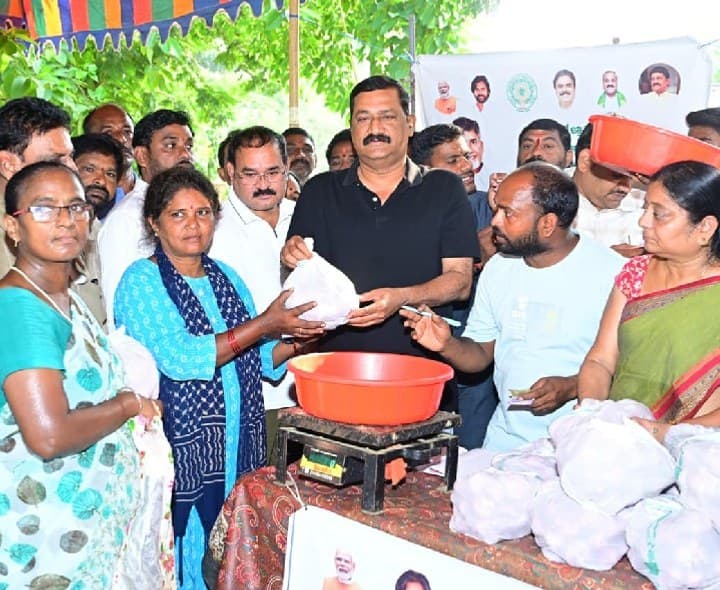 రైతు బజార్ లొ ఉల్లి అమ్మకాలు ను ప్రారంభించిన ఎమ్మల్యే - Udayam