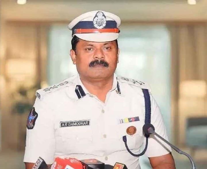 హోదాలు చూపే స్టికర్ ఉన్న వాహనాలపై ప్రత్యేక డ్రైవ్ - SP - Udayam