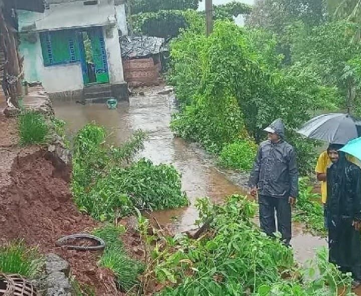 బొక్కిడిగూడలో కూలిన ఇంటి రక్షణ గోడ - Udayam