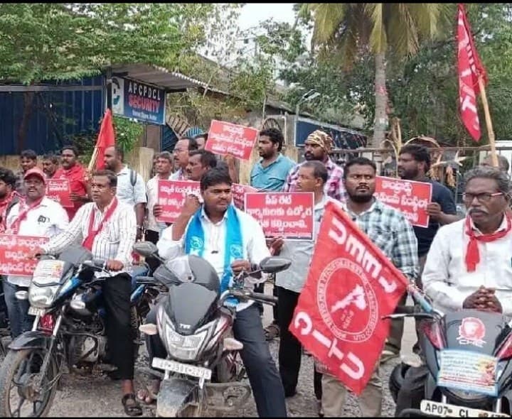 కాంట్రాక్టు కార్మికులను పర్మినెంట్ చేయాలి - Udayam