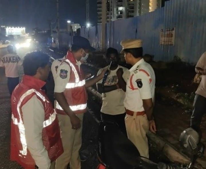 సైబరాబాద్లో డ్రంక్ డ్రైవ్ తనిఖీలు - Udayam