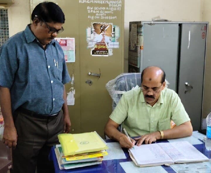 ఉన్నత పాఠశాలలో తనిఖీ చేసిన డిఈఓ - Udayam