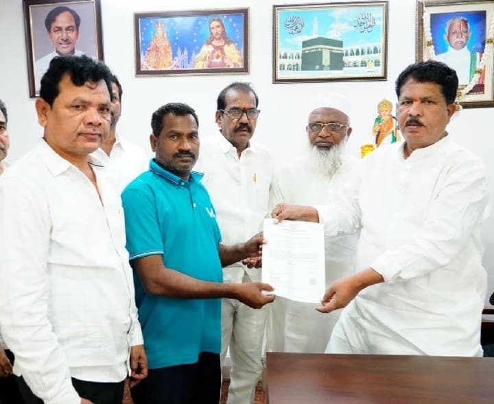 CMRF చెక్కు అందజేసిన ఎమ్మెల్యే - Udayam