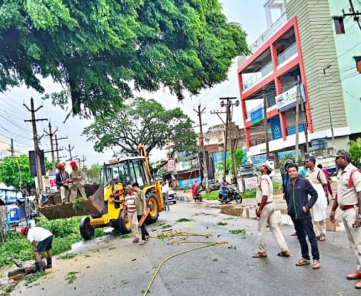 తక్షణ చర్యలు చేపట్టిన యంత్రాంగం - Udayam