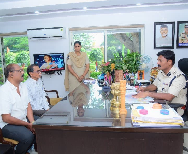 ప్రజా పిర్యాదులు పరిష్కార వేదిక నిర్వహించిన ఎస్పీ - Udayam