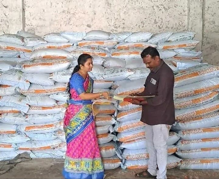 ఎరువుల దుకాణాల్లో తనిఖీలు - Udayam