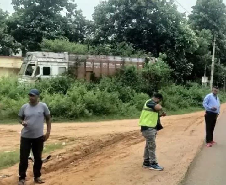 అక్రమ వసూళ్లతో వాహనదారుల ఆందోళన - Udayam