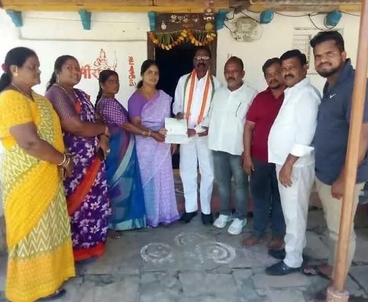 రూ. 22,000 CMRF చెక్కు అందజేత - Udayam