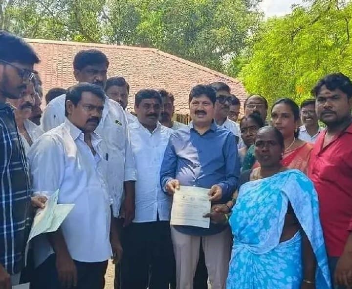 సీఎం రిలీఫ్ ఫండ్ చెక్కులను పంపిణీ చేసి భద్రాచలం ఎమ్మెల్యే - Udayam