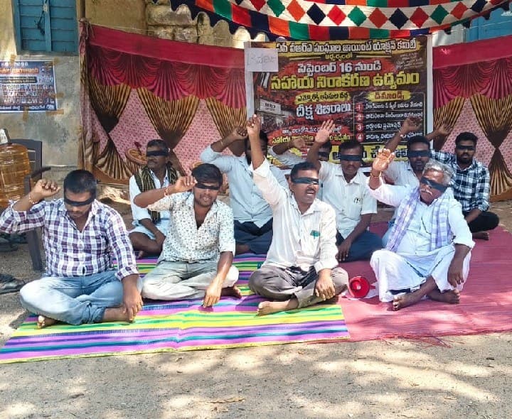వీఆర్ఏల వినూత్న నిరసన - Udayam