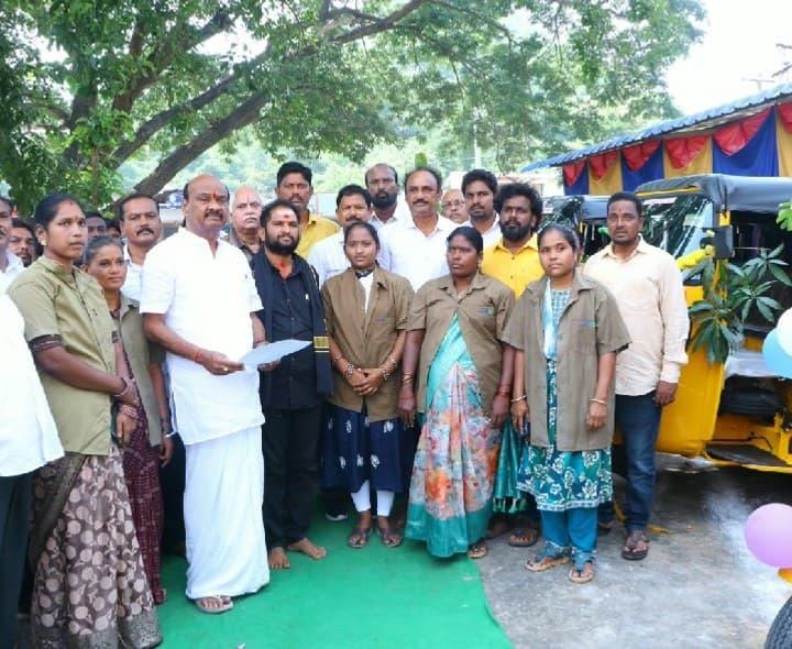గొలుగొండలో లబ్ధిదారులకు ఆటోలు పంపిణీ చేసిన స్పీకర్ - Udayam