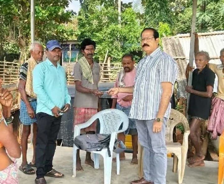 జక్కరవలసలో పెన్షన్ల పంపిణీ - Udayam