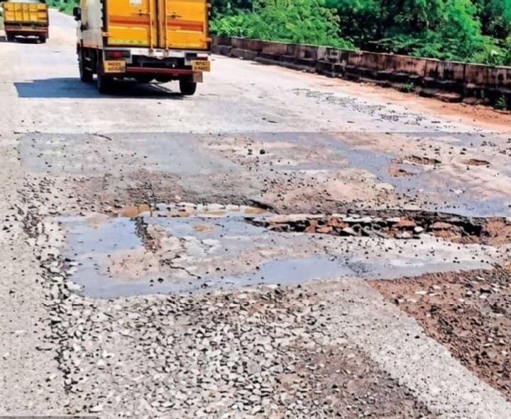 వంతెనపై గుంతలు.. ప్రయాణికులకు తిప్పలు - Udayam