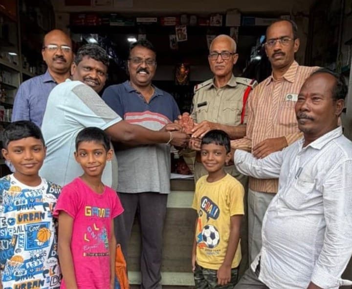 మట్టి వినాయక ప్రతిమలు పంపిణీ - Udayam