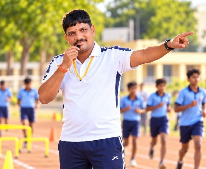 పుడూర్ మండల ఉత్తమ వ్యాయామ ఉపాధ్యాయుడిగా దొమ వెంకట్ - Udayam