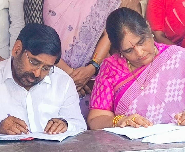సతీసమేతంగా పట్టభద్రుల ఎమ్మెల్సీ ఎన్నికలకు ఓటు నమోదు - Udayam