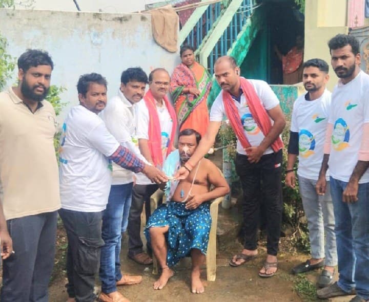 క్యాన్సర్ బాధితుడికి ఆర్థిక సహాయం - Udayam