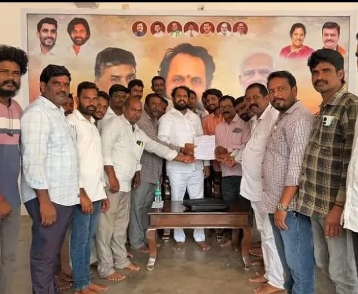 ఎమ్మెల్యే ఈశ్వరరావుకు ఫీల్డ్ అసిస్టెంట్ల వినతి - Udayam