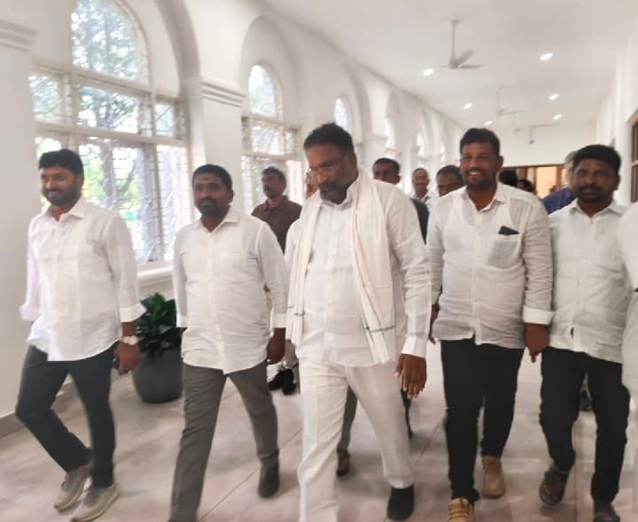 మంత్రిని కలిసిన పట్టణ కాంగ్రెస్ నాయకులు