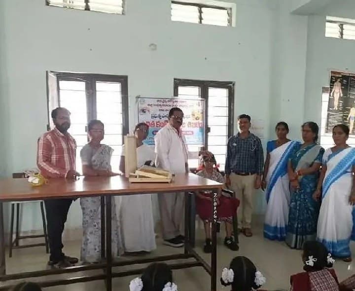విద్యార్థులకు కంటి పరీక్షలు - Udayam