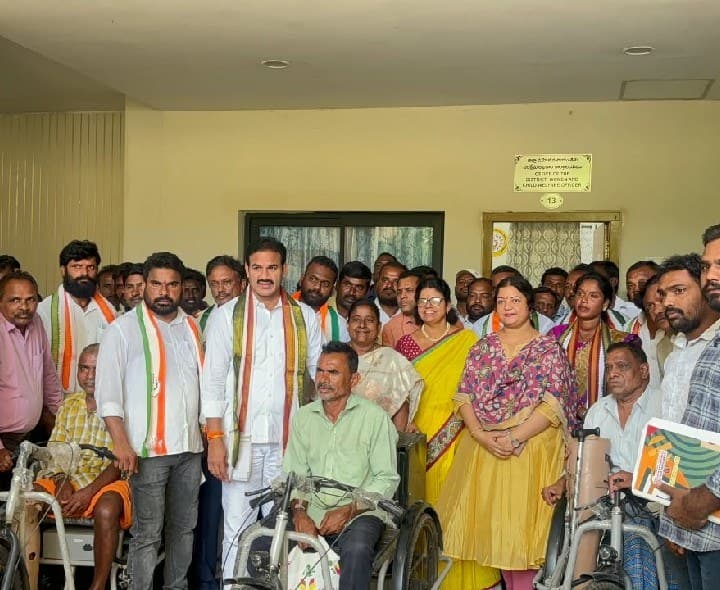విద్యార్థులకు ట్యాబ్లు, దివ్యాంగులకు వీల్చైర్ల పంపిణీ - Udayam